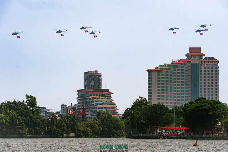 Khoảnh khắc máy bay quân sự trên bầu trời Hà Nội: Hàng triệu ánh mắt hướng về một niềm tự hào- Ảnh 2. Khoảnh khắc máy bay quân sự trên bầu trời Hà Nội: Hàng triệu ánh mắt hướng về một niềm tự hào- Ảnh 2.