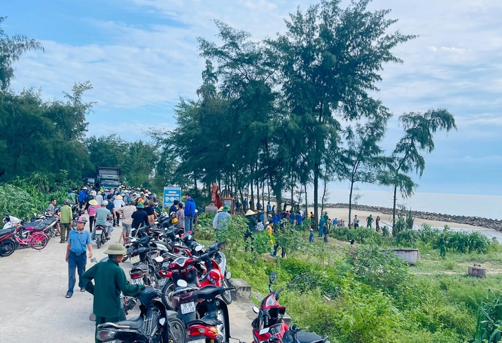 Hà Tĩnh: Hơn 400 người gia cố đê biển phòng chống bão số 5- Ảnh 8.