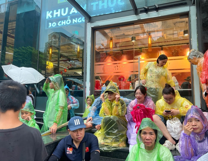Người dân 'đội mưa' chờ xem tổng hợp luyện diễu binh, diễu hành- Ảnh 6.