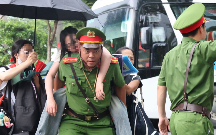 Công an, CSGT Hà Nội liên tiếp hỗ trợ người dân gặp sự cố sức khỏe khi xem tổng hợp luyện Quốc khánh