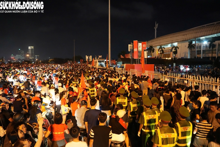 Hàng nghìn người đổ về sân Mỹ Đình xem dàn pháo lễ khai hỏa - Ảnh 13. Hàng nghìn người đổ về sân Mỹ Đình xem dàn pháo lễ khai hỏa - Ảnh 13.