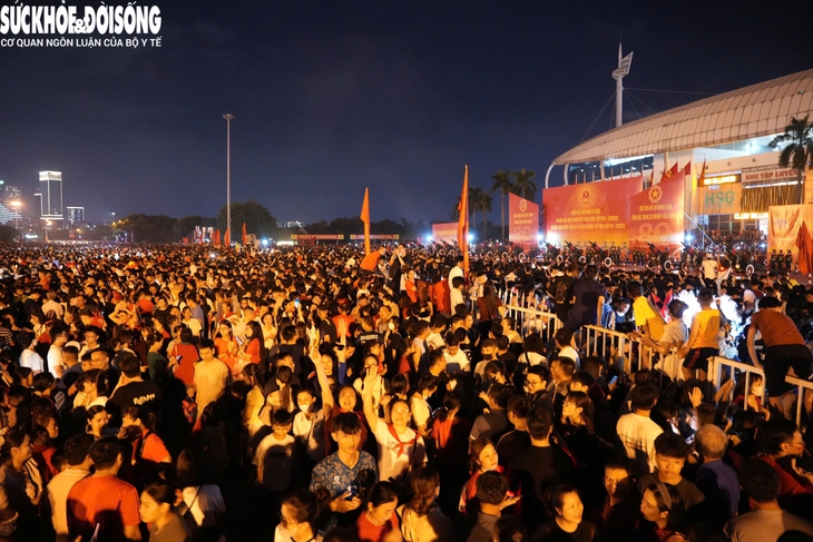 Hàng nghìn người đổ về sân Mỹ Đình xem dàn pháo lễ khai hỏa - Ảnh 2. Hàng nghìn người đổ về sân Mỹ Đình xem dàn pháo lễ khai hỏa - Ảnh 2.