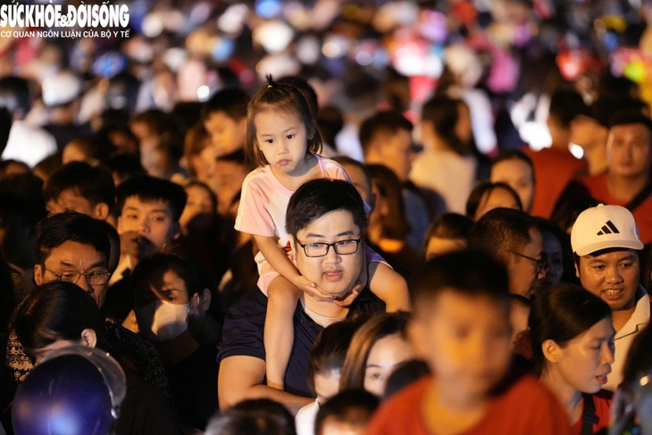 Hàng nghìn người đổ về sân Mỹ Đình xem dàn pháo lễ khai hỏa - Ảnh 6. Hàng nghìn người đổ về sân Mỹ Đình xem dàn pháo lễ khai hỏa - Ảnh 6.