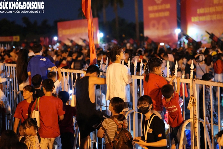 Hàng nghìn người đổ về sân Mỹ Đình xem dàn pháo lễ khai hỏa - Ảnh 4. Hàng nghìn người đổ về sân Mỹ Đình xem dàn pháo lễ khai hỏa - Ảnh 4.