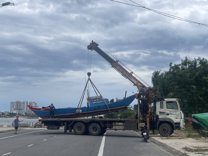 Người dân Quảng Trị gặt đêm, cẩu thuyền lên bờ trước bão số 5- Ảnh 5.