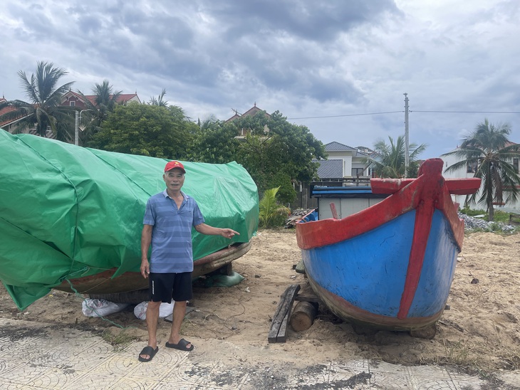 Người dân Quảng Trị gặt đêm, cẩu thuyền lên bờ trước bão số 5- Ảnh 7.