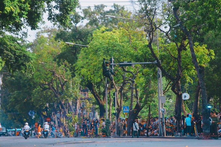 Cận cảnh màn huấn luyện hoành tráng của lính đặc nhiệm Bộ Tư lệnh cảnh vệ
- Ảnh 7. Cận cảnh màn huấn luyện hoành tráng của lính đặc nhiệm Bộ Tư lệnh cảnh vệ
- Ảnh 7.