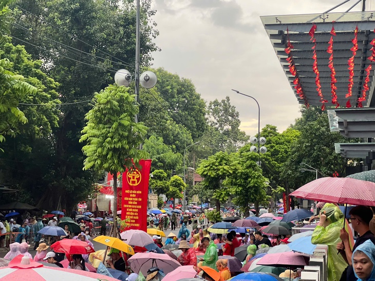 Người dân 'đội mưa' chờ xem tổng hợp luyện diễu binh, diễu hành- Ảnh 7.