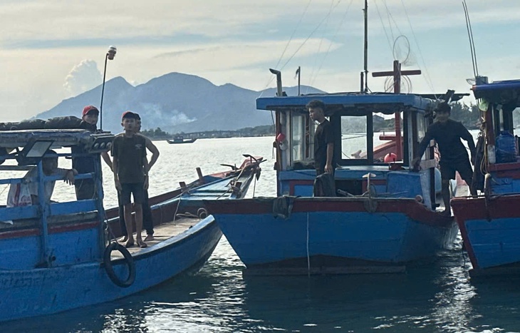 Người dân Hà Tĩnh hối hả chống bão- Ảnh 1.