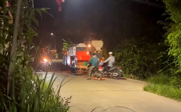 Nông dân Huế xuyên đêm gặt lúa ứng phó bão số 5- Ảnh 3.