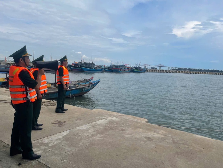 Nông dân Huế xuyên đêm gặt lúa ứng phó bão số 5- Ảnh 6.