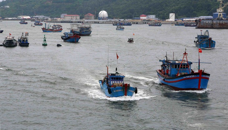 Khẩn trương kêu gọi tàu thuyền vào nơi tránh trú an toàn trước khi bão số 5 đổ bộ- Ảnh 2.