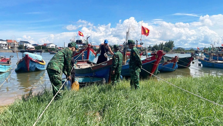 Người dân Quảng Trị gặt đêm, cẩu thuyền lên bờ trước bão số 5- Ảnh 10.