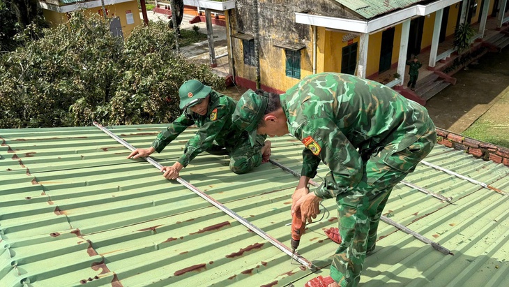 Người dân Quảng Trị gặt đêm, cẩu thuyền lên bờ trước bão số 5- Ảnh 12.