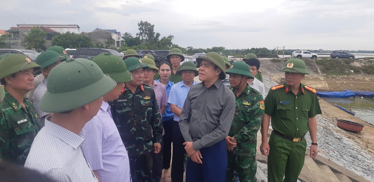 Hà Tĩnh: Hơn 400 người gia cố đê biển phòng chống bão số 5- Ảnh 11.