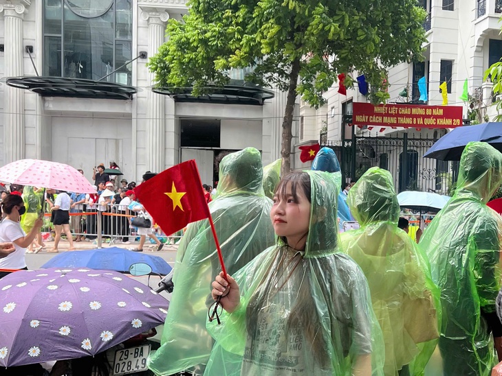 Người dân 'đội mưa' chờ xem tổng hợp luyện diễu binh, diễu hành- Ảnh 5.