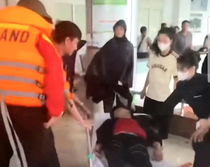 Công an xã Thần Lĩnh (Nghệ An) dùng xe chuyên dụng đưa bệnh nhi đi cấp cứu trong bão số 5. Ảnh: cắt từ clip.