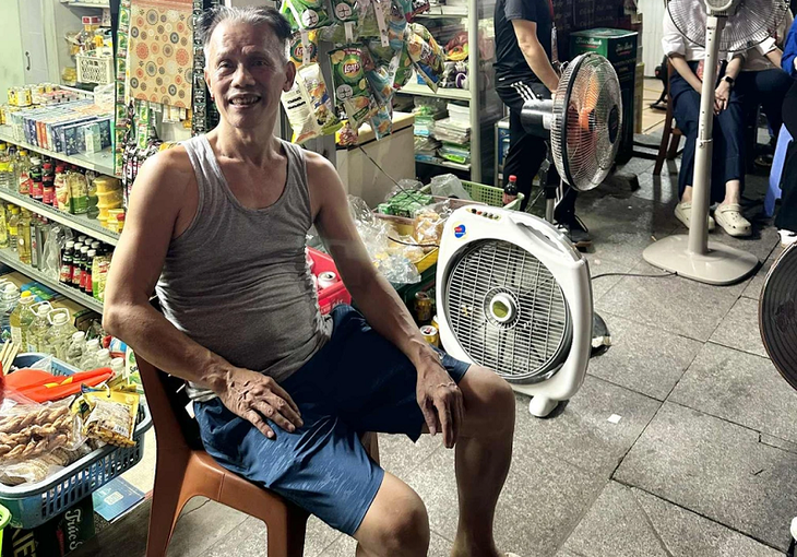 Người Hà Nội phát nước, bật quạt phục vụ người dân xem diễu binh: 'Tôi chỉ muốn đồng bào mình thật vui'- Ảnh 4.