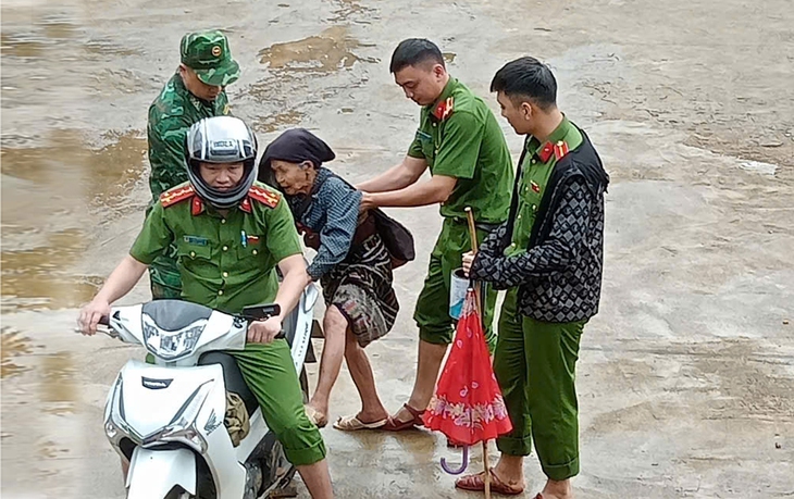 Công an Thanh Hóa dầm mưa cõng dân đến nơi an toàn- Ảnh 4.