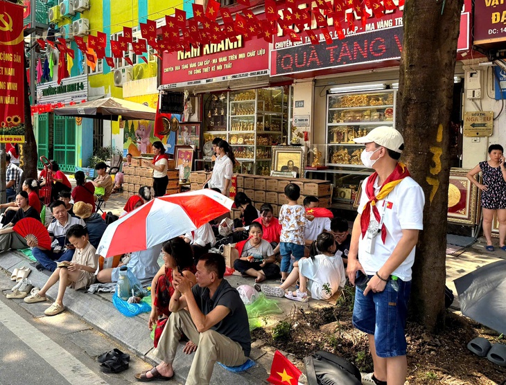 Người Hà Nội phát nước, bật quạt phục vụ người dân xem diễu binh: 'Tôi chỉ muốn đồng bào mình thật vui'- Ảnh 1.