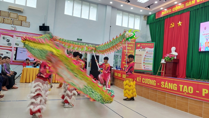 Võ sư khiếm thị giữ lời hứa, tặng hơn 80 triệu cho bệnh nhân Trung tâm Điều dưỡng Tâm thần Tân Định- Ảnh 2.
