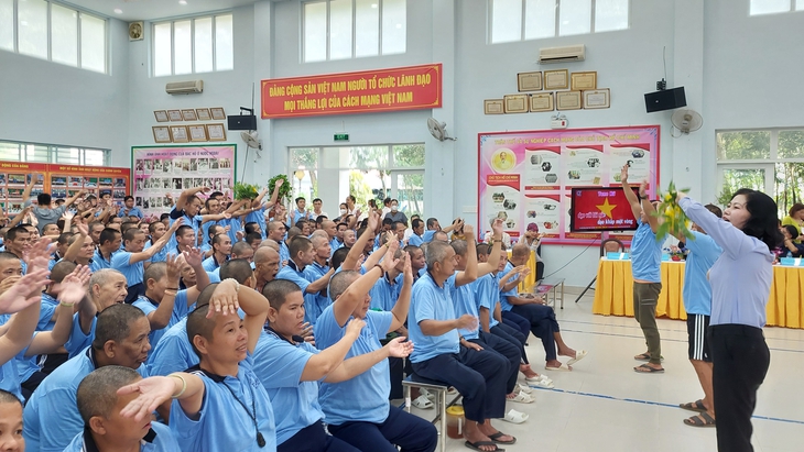 Võ sư khiếm thị giữ lời hứa, tặng hơn 80 triệu cho bệnh nhân Trung tâm Điều dưỡng Tâm thần Tân Định- Ảnh 1.