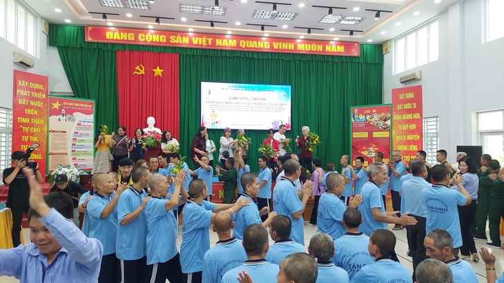 Võ sư khiếm thị giữ lời hứa, tặng hơn 80 triệu cho bệnh nhân Trung tâm Điều dưỡng Tâm thần Tân Định- Ảnh 5.