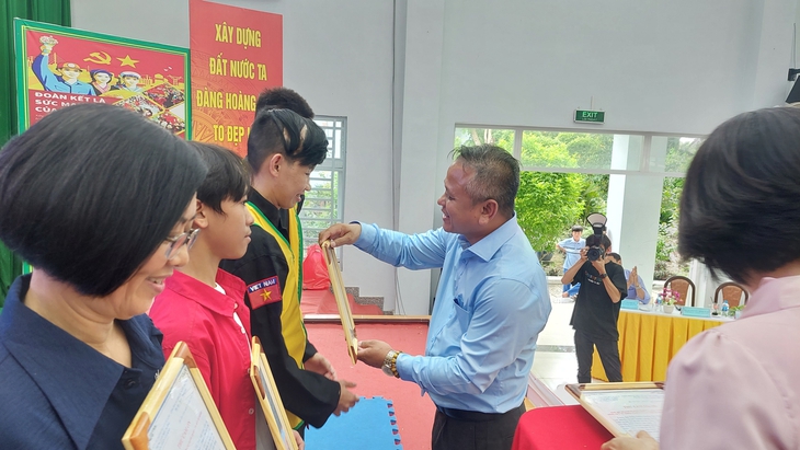 Võ sư khiếm thị giữ lời hứa, tặng hơn 80 triệu cho bệnh nhân Trung tâm Điều dưỡng Tâm thần Tân Định- Ảnh 6.