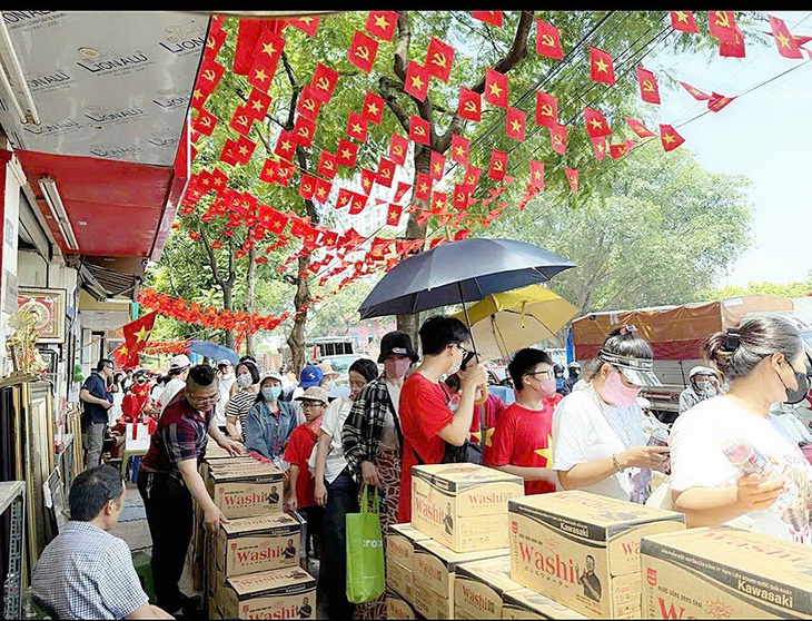Người Hà Nội phát nước, bật quạt phục vụ người dân xem diễu binh: 'Tôi chỉ muốn đồng bào mình thật vui'- Ảnh 2.