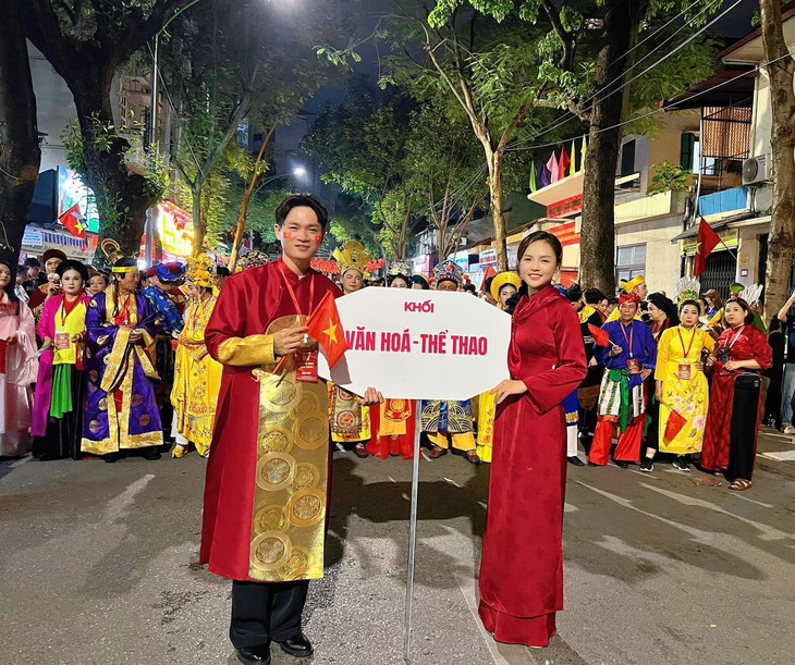 Hồng Diễm gây chú ý trong ngày hợp luyện diễu hành A80- Ảnh 1.