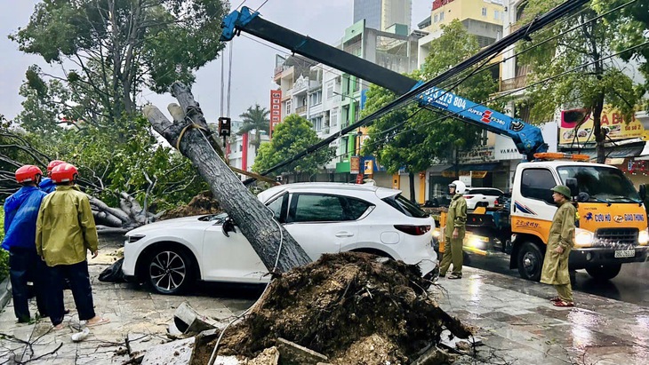 Giải cứu 3 người khỏi căn nhà ngập sâu, nguy cơ đổ sập trong đêm mưa lũ- Ảnh 5.
