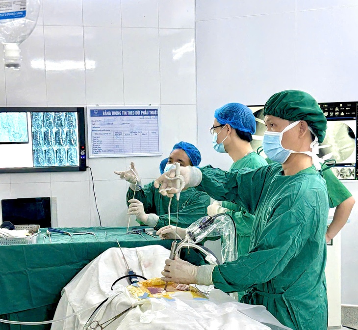 Bệnh viện Đa khoa Bắc Ninh số 1 lần đầu phẫu thuật nội soi lấy nhân thoát vị đĩa đệm thành công- Ảnh 1.