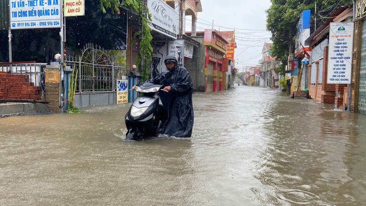 Bão số 5 di chuyển thần tốc, người dân vùng tâm bão không nên ra đường vào chiều nay- Ảnh 2.