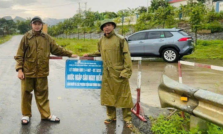 Công an Thanh Hóa dầm mưa cõng dân đến nơi an toàn- Ảnh 9.