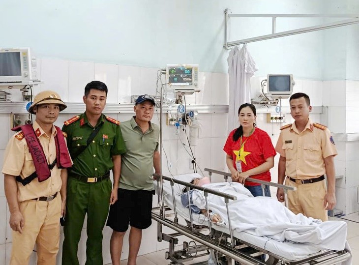 Người phụ nữ Hải Phòng nhảy cầu Bính được cảnh sát cứu vớt- Ảnh 1.