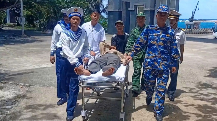 Đang khai thác hải sản trên biển, một ngư dân bị đột quỵ não- Ảnh 1. Đang khai thác hải sản trên biển, một ngư dân bị đột quỵ não- Ảnh 1.