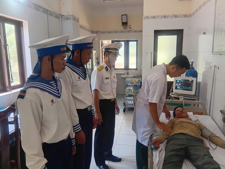 Đang khai thác hải sản trên biển, một ngư dân bị đột quỵ não- Ảnh 2. Đang khai thác hải sản trên biển, một ngư dân bị đột quỵ não- Ảnh 2.