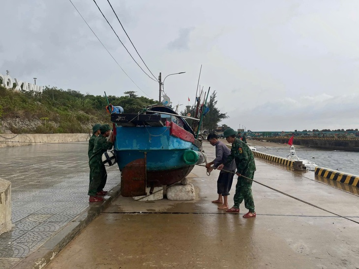 Đảo Cồn Cỏ gió mạnh cấp 7, ngành y tế Quảng Trị kích hoạt ứng phó bão số 5- Ảnh 1.
