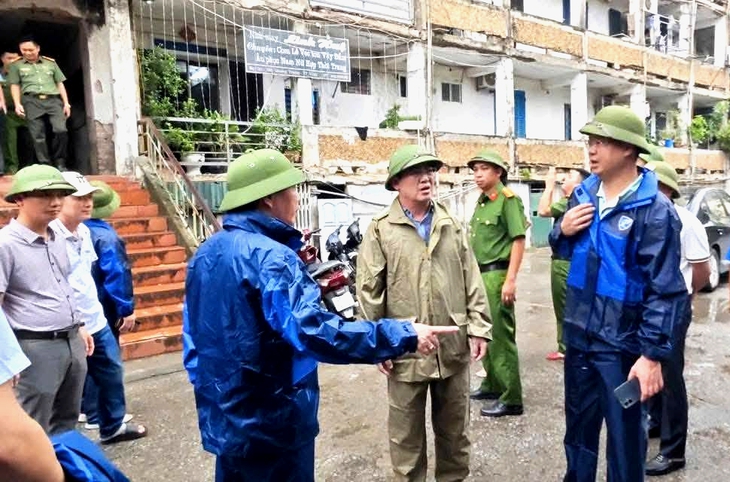 Nghệ An căng mình ứng phó bão số 5, phố xá vắng lặng từ sáng sớm- Ảnh 8.
