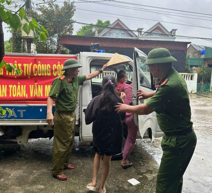 Công an Thanh Hóa dầm mưa cõng dân đến nơi an toàn- Ảnh 2.