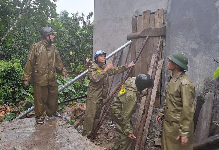 Công an Thanh Hóa dầm mưa cõng dân đến nơi an toàn- Ảnh 8.