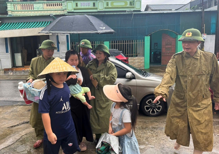 Công an Thanh Hóa dầm mưa cõng dân đến nơi an toàn- Ảnh 3.