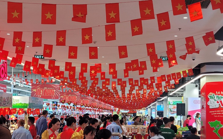 Người Hà Nội phát nước, bật quạt phục vụ người dân xem diễu binh: 'Tôi chỉ muốn đồng bào mình thật vui'- Ảnh 5.