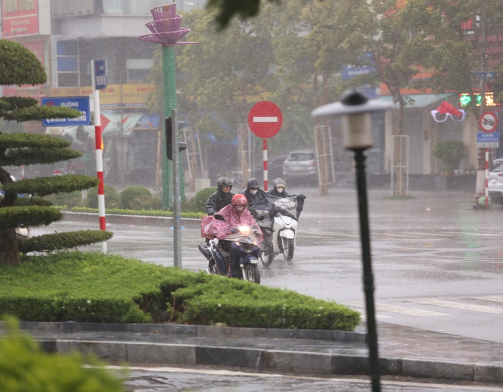 Nghệ An căng mình ứng phó bão số 5, phố xá vắng lặng từ sáng sớm- Ảnh 1.