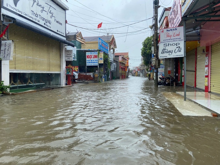 Mưa lớn gây thiên tai lũ quét, sạt lở đất đặc biệt nghiêm trọng vào đêm nay- Ảnh 2.