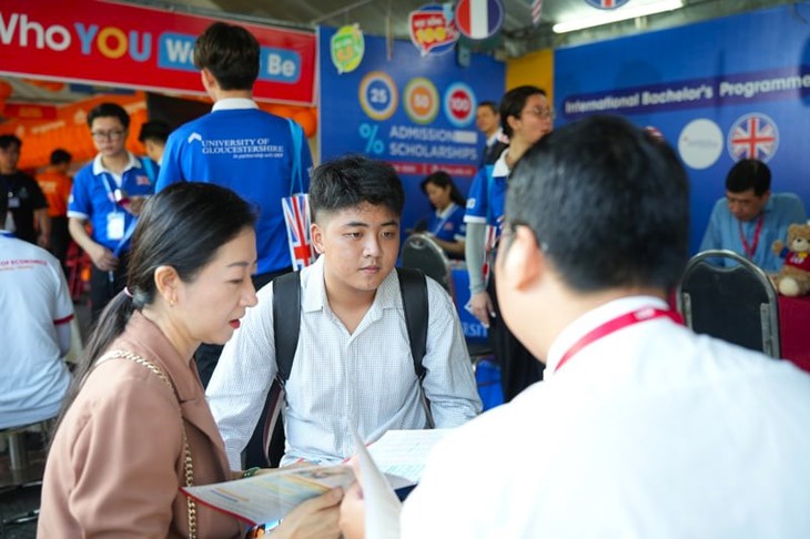 Giải mã điểm chuẩn 2025: Vì sao điểm chung giảm mà điểm tuyệt đối lại tăng?- Ảnh 1.