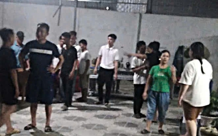 Người đàn ông bị điện giật tử vong khi chằng chống mái tôn