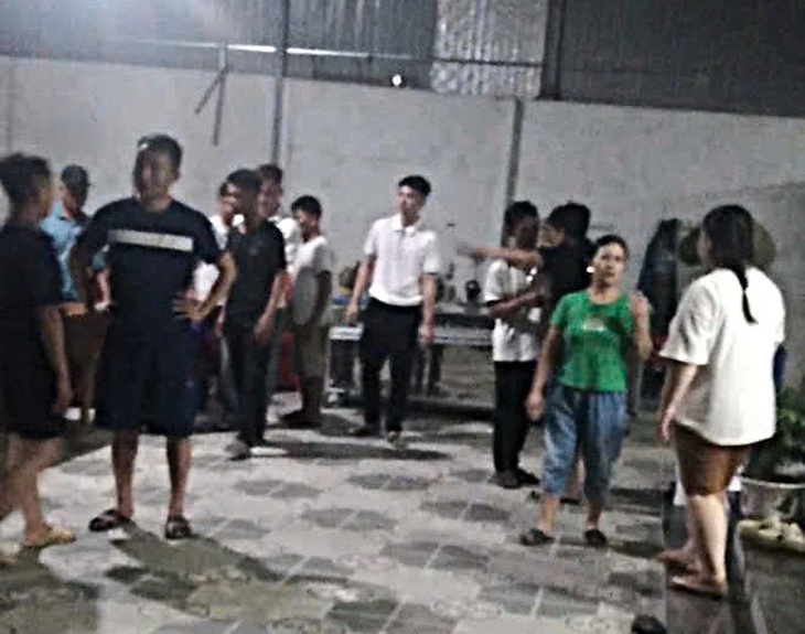 Người đàn ông bị điện giật tử vong khi chằng chống mái tôn- Ảnh 1. Người đàn ông bị điện giật tử vong khi chằng chống mái tôn- Ảnh 1.