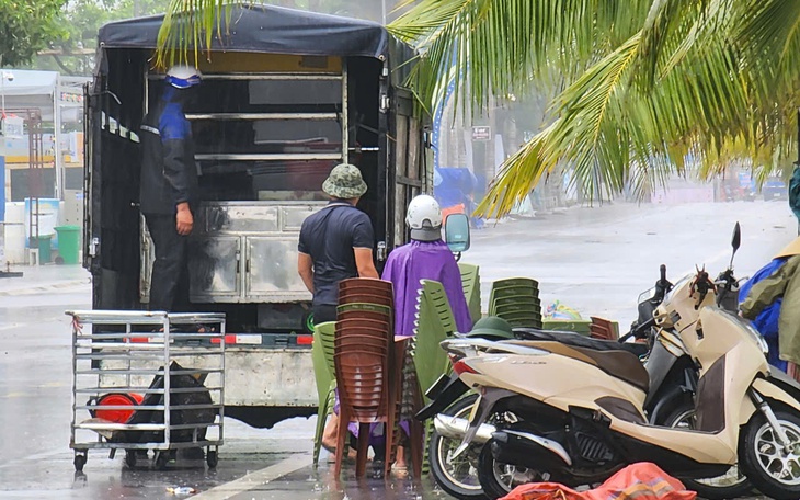 Thanh Hóa mưa trắng trời, gió rít từng cơn trước giờ bão đổ bộ