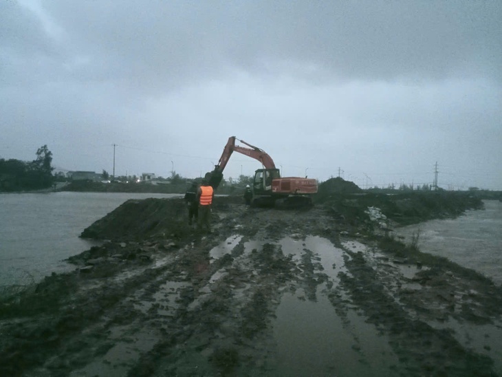 Giải cứu 3 người khỏi căn nhà ngập sâu, nguy cơ đổ sập trong đêm mưa lũ- Ảnh 3.